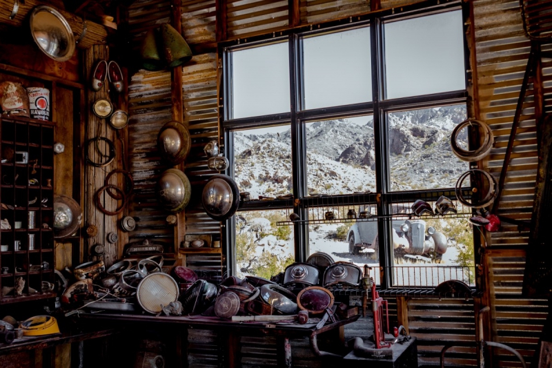 cordonnerie-LE CANNET DES MAURES-min_shop_window_part_junk_abandoned-138873